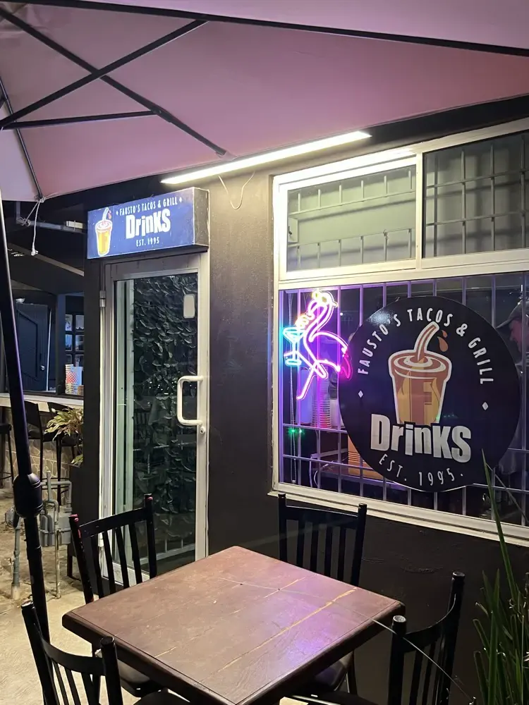 Entrada a la barra de drinks