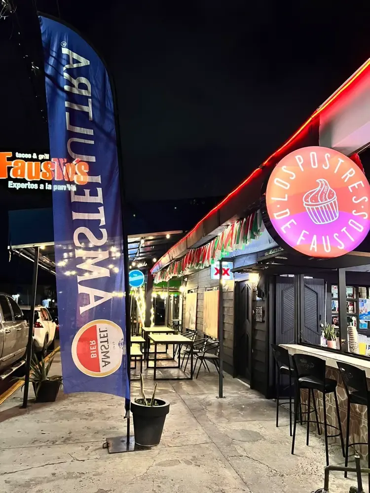 Fachada de noche