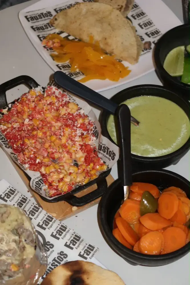 Mesa con esquites y salsas