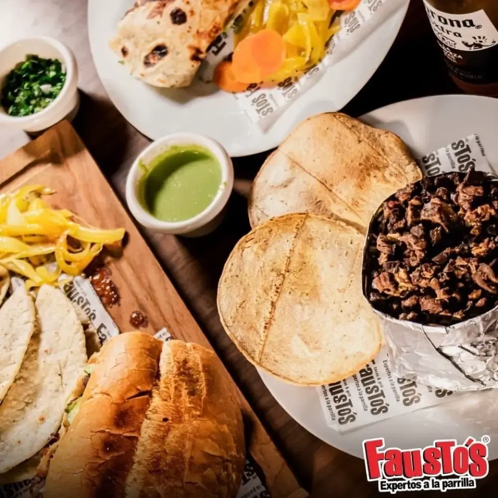 Mesa con tacos y carne
