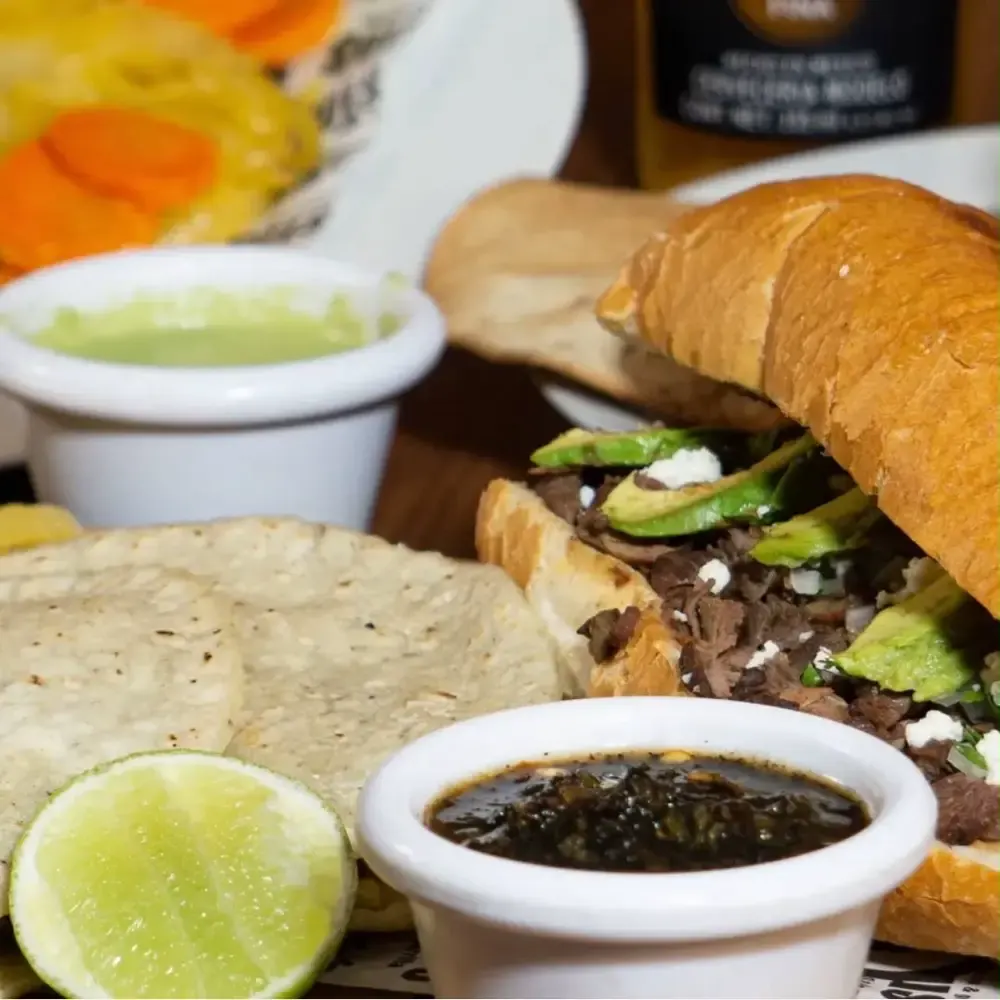 Torta con salsas