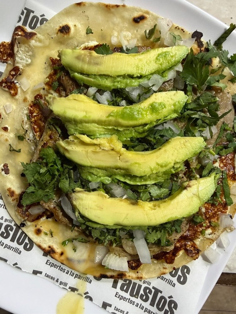 Tacos con aguacate de Fausto's